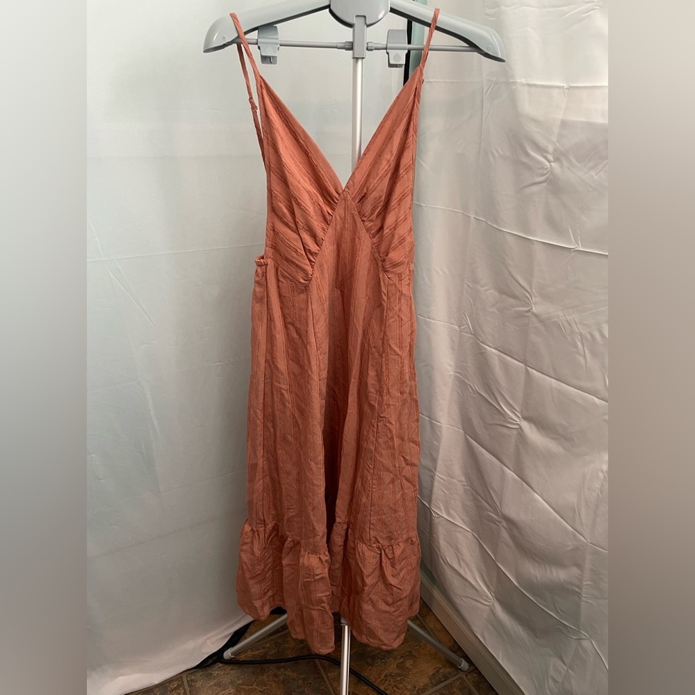 Storia Ruffle Hem Midi Dress Womens Med Salmon Textured V-Neck Spaghetti Strap